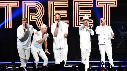 ¡Backstreet ha vuelto! Los Backstreet Boys recrean su icónico éxito 26 años después.