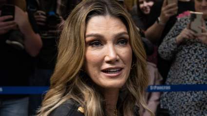 Delta Goodrem, desconsolada, comparte un conmovedor mensaje sobre los horribles acontecimientos.