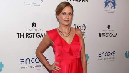 Jenna Fischer, exalumna de 'The Office', comparte una foto que muestra lo lejos que ha llegado en su lucha contra el cáncer.