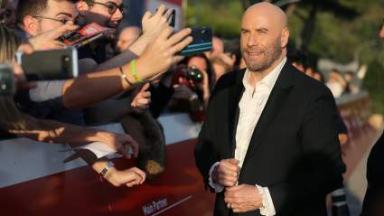 John Travolta se convierte en Papá Noel para Capital One en un nostálgico anuncio navideño