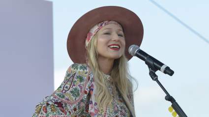 Jewel, de 51 años, publica con confianza fotos en bikini sin maquillaje.