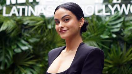 Camila Mendes, estrella de 'Riverdale', luce con orgullo su anillo de compromiso con fotos en bikini