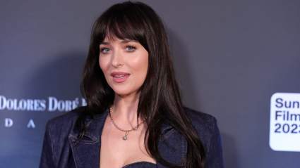 Dakota Johnson deslumbra con un vestido de encaje blanco transparente en la alfombra roja [FOTOS]