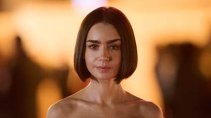 Lily Collins posa orgullosa con un mono transparente de lunares: FOTOS