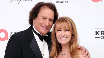 Jane Seymour revela cómo su romance de "Doce citas hasta Navidad" refleja su relación en la vida real.