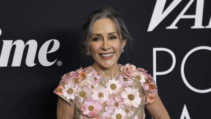 Patricia Heaton, de 67 años, muestra con confianza sus piernas desnudas y sus botas: FOTO
