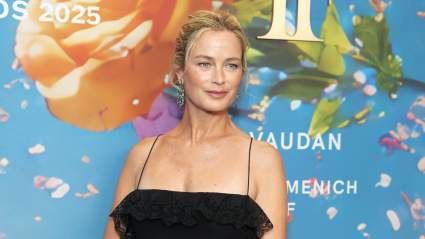 La modelo Carolyn Murphy, de 51 años, es una "diosa" en nueva foto en bikini