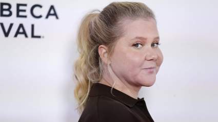 Amy Schumer comparte una divertida foto de John Cena usando solo una toalla