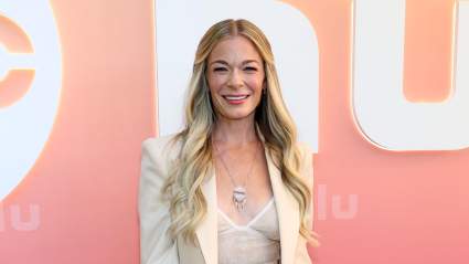 VER: LeAnn Rimes posa juguetonamente con un vestido sexy y transparente… en el baño
