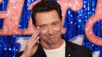 VER: Hugh Jackman, de 57 años, publica una alegre selfie sin camisa en la playa