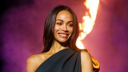 Zoe Saldaña, de 47 años, luce un vestido revelador casi completamente abierto en un lado: FOTOS