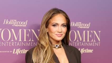 La celebración navideña de JLo: del sexy vestido rojo a pijamas familiares a juego