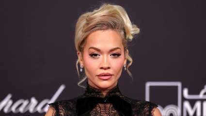 Rita Ora luce 'como un cuento de hadas' con un vestido transparente: FOTOS