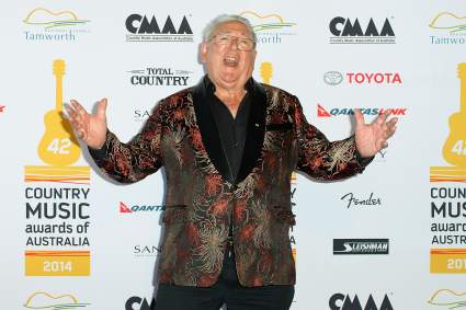 El legendario músico folk fallece a los 93 años. Lo extrañaremos.