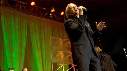 Una leyenda de la música habla sobre "por qué vale la pena luchar" en medio de la batalla contra el cáncer cerebral.