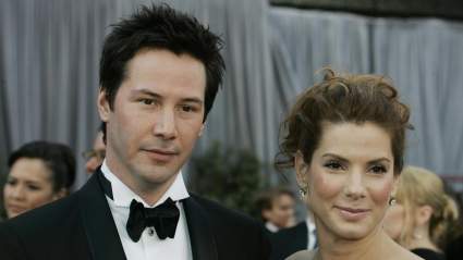VER: Sandra Bullock y Keanu Reeves se reúnen en su espectáculo de Broadway