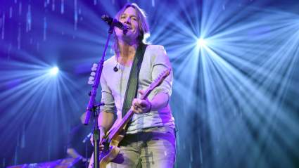 Keith Urban lleva alegría navideña a niños hospitalizados durante una conmovedora visita
