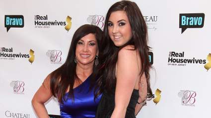 Jacqueline Laurita, exalumna de RHONJ, celebra el 35º aniversario de su hija Ashlee Holmes con un conmovedor mensaje.