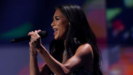 Nicole Scherzinger se contagia del espíritu navideño con su gorro de Papá Noel y su bikini: VIDEO