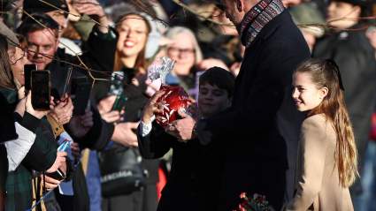 ¿Rompió el protocolo real la selfie navideña de la princesa Charlotte? No necesariamente…