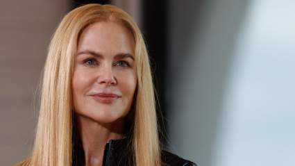 Nicole Kidman luce su cabello naturalmente rizado durante una salida con sus hijas en Australia.