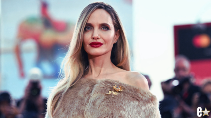 Angelina Jolie muestra con valentía las cicatrices de su mastectomía en una impactante portada de revista.