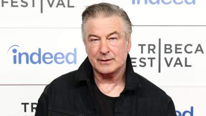 Alec Baldwin rinde homenaje al fallecido actor de 'Pulp Fiction'