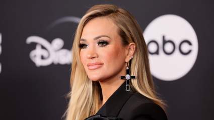 Carrie Underwood sorprende a sus fans con un precioso vestido de ángel en un especial de Navidad [VIDEO]