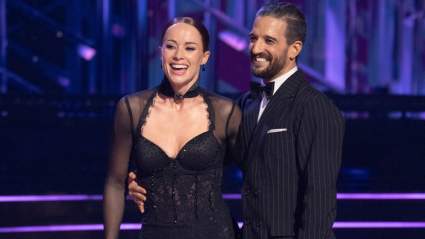 Mark Ballas se burla juguetonamente de Whitney Leavitt mientras ella celebra su actuación en Broadway