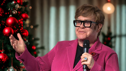 VIDEO: Elton John limpia su horno tras las críticas en la cocina y responde directamente a ellas