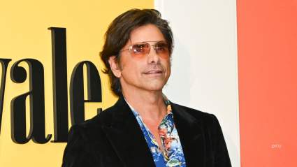 John Stamos apoya a la escritora de SNL en la búsqueda de su hermana desaparecida