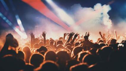 Una querida banda de rock se detiene a mitad de un concierto tras un incidente aterrador con la multitud.