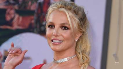 Britney Spears besa a un hombre misterioso durante una escapada en yate