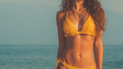 Una famosa comediante luce un bikini naranja brillante tras perder 23 kilos.