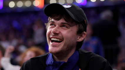 Chris Briney se besa con su coprotagonista de "El verano en que me volví guapa" en un partido de los Knicks [VIDEO]