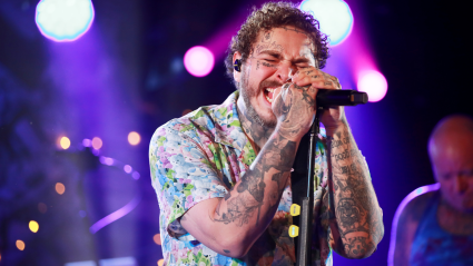 Post Malone sufre una caída aterradora tras intentar hacer una voltereta hacia atrás en una transmisión en vivo [VIDEO]