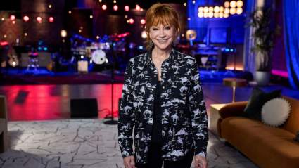 Reba McEntire corrige a Savannah Guthrie tras la confusión con su "marido" al aire