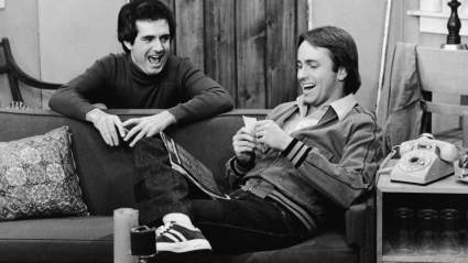 'Tres son multitud' revisitado: fotos originales, retratos y el legado de los compañeros de piso más queridos de la televisión