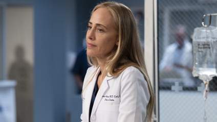 La estrella de 'Grey's Anatomy', Kim Raver, da pistas sobre lo que los fans pueden esperar cuando la temporada 22 regrese esta noche.