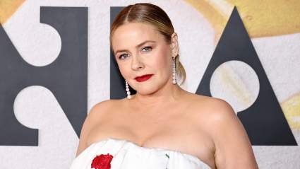 Alicia Silverstone luce espectacular con un look brillante en los Critics Choice Awards: FOTOS