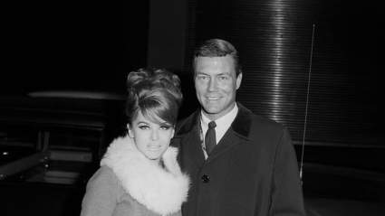 Ann-Margret rinde homenaje a su difunto esposo Roger Smith en un emotivo homenaje al pasado.