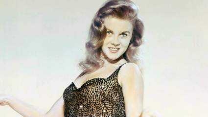 Impresionante actriz de los años 60, de 84 años, sorprende con foto en traje de baño retro