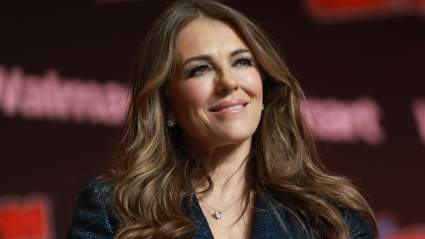 Elizabeth Hurley, de 60 años, marca tendencia en 2026 con un atrevido look de bikini inspirado en James Bond.