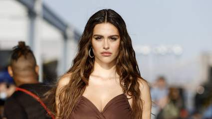 Amelia Gray Hamlin luce espectacular con pantalones transparentes: FOTOS