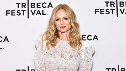 VER: Heather Graham, de 55 años, posa orgullosa con un atrevido bikini azul