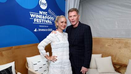 Bobby Flay y Brooke Williamson celebran el Año Nuevo juntos