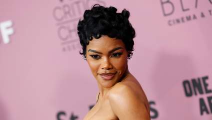 Teyana Taylor sorprende a sus fans con un vestido de encaje transparente y una corona