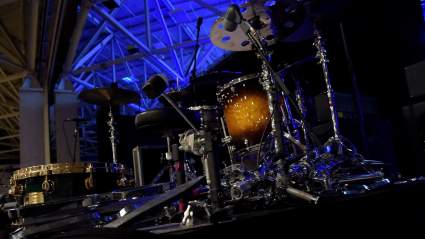 Un querido baterista anuncia su salida de una banda de metal de los 80 en medio de importantes noticias familiares.