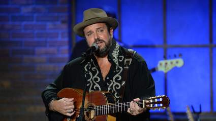 La viuda de la estrella de la música country de los 80 comparte un desgarrador homenaje un mes después de su fallecimiento