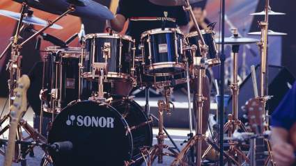 La querida banda de los 80 anuncia nuevo miembro tras la salida del baterista